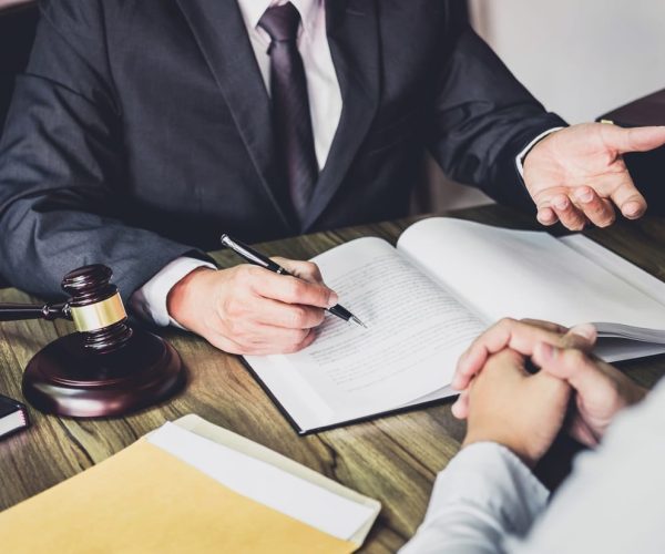 4 Reasons to Hire a Business Litigation Lawyer