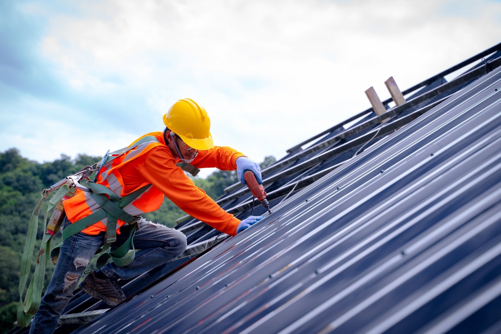 How to Hire a Roofing Company for New Builds